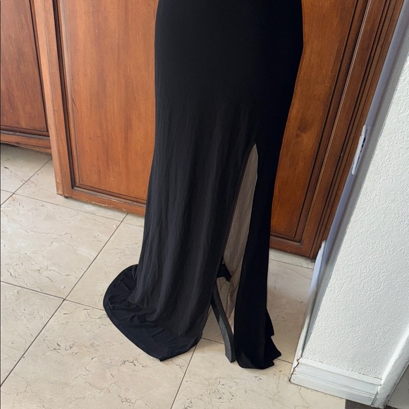 Elegant Black Evening Gown - Picture 3 of 7